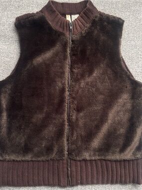 Brown faux fur vest with zipper #winterwear #gilet